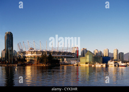 Vancouver Downtown skyline della città, British Columbia, Canada - BC Place Stadium e alti edifici a False Creek Foto Stock