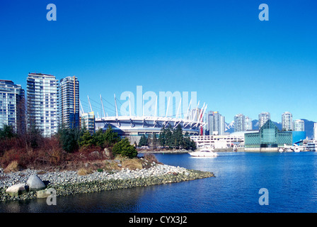 Vancouver Downtown skyline della città, British Columbia, Canada - BC Place Stadium e alto edificio edifici condominiali a False Creek Foto Stock