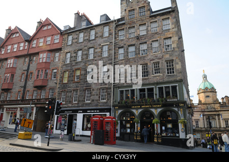 Un tipico souvenir shop in Royal Mile di Edimburgo Foto Stock