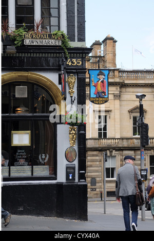 Tipico negozio di souvenir in Edinburgh Foto Stock