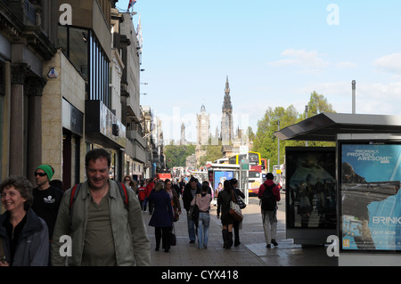 Un tipico souvenir shop nella pittoresca Princess Street di Edimburgo, Scozia Foto Stock