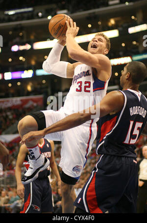 Nov. 11, 2012 - Los Angeles, California, Stati Uniti - Clippers avanti Blake Griffin va in per il cliente mentre viene sporcata sul gioco da falchi avanti al Horford come Los Angeles Clippers sconfitta la visita di Atlanta Hawks 89-76 al Staples Center di Los Angeles domenica 11 novembre, 2012. (Credito Immagine: © Burt Harris/Prensa Internacional/ZUMAPRESS.com) Foto Stock