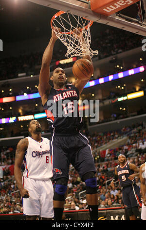 Nov. 11, 2012 - Los Angeles, California, Stati Uniti - i falchi in avanti al Horford ottiene questo dunk come centro di tosatrici DeAndre Jordan può solo guardare come il Los Angeles Clippers sconfitta la visita di Atlanta Hawks 89-76 al Staples Center di Los Angeles domenica 11 novembre, 2012. (Credito Immagine: © Burt Harris/Prensa Internacional/ZUMAPRESS.com) Foto Stock