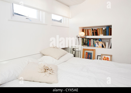 Bianco conversione mansarda camera da letto in stretta fino Foto Stock