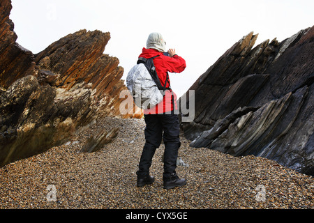 Bushwalker sulla costa Tarkine. A nord-ovest della Tasmania, Australia. Foto Stock