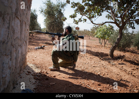 Ottobre 28, 2012 - Aleppo, Siria: Libero esercito siriano membri guarda le posizioni di regime durante l'Eid Al Ada holiday in Azeza. Foto Stock