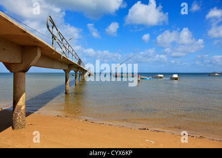 La rottura di un corrimano sul molo che serve una popolazione di Inhaca Island Mozambico. Foto Stock