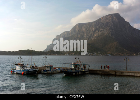 Isola di Telendos visto da Kalymos, Grecia, traghetto, taxi boat Foto Stock