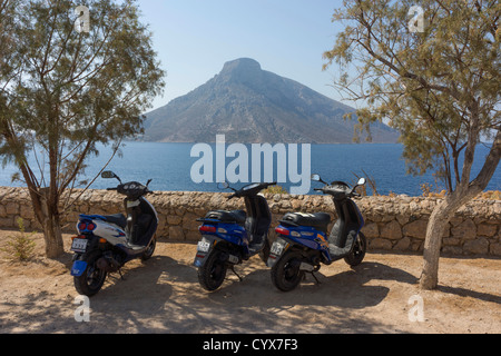 Isola di Telendos visto da Kalymos, Grecia con scooter Foto Stock