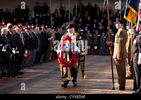 Il servizio del Ricordo in Millennium Square, Birmingham, Regno Unito. Il sindaco di Birmingham Cllr John linee stabilisce la prima corona di fiori Foto Stock