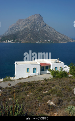 Isola di Telendos visto da Kalymos, Grecia con la casa bianca Foto Stock