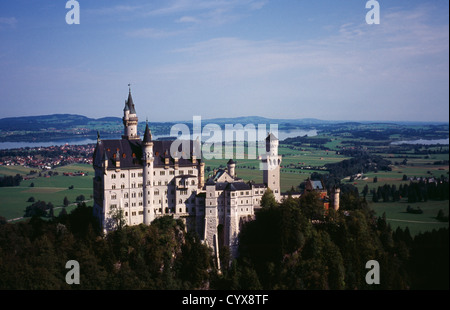 Fussen Schloss Castello di Neuschwanstein con Forggensee Lake in backround costruito nel 1869-86 per Re Ludwig II blu Bavaria Foto Stock