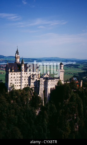 Fussen Schloss Castello di Neuschwanstein con Forggensee Lake in backround costruito nel 1869-86 per Re Ludwig II blu Bavaria Foto Stock