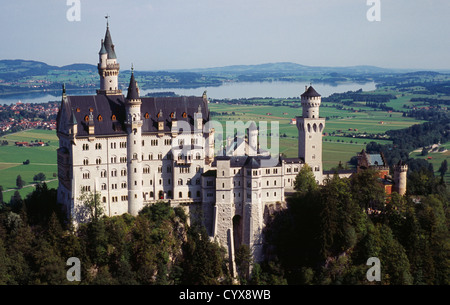 Fussen Schloss Castello di Neuschwanstein con Forggensee Lake in backround costruito nel 1869-86 per Re Ludwig II blu Bavaria Foto Stock