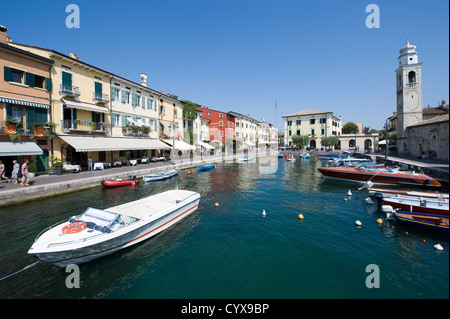 Il romantico porticciolo di Lazise presso il lago di Garda in Italia Foto Stock