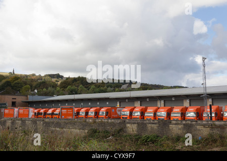 TNT HGV autocarri a vani di carico degli TNT courier parcel distribution terminal hub a Ramsbottom in Lancashire Foto Stock