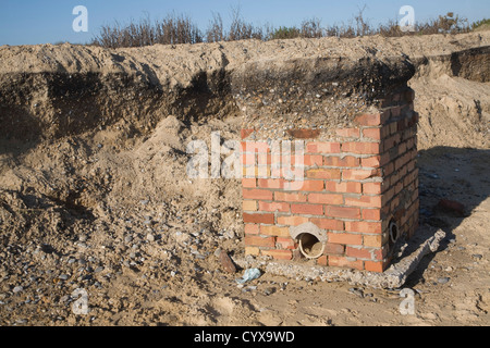 Scogliera marina profilo depositi sedimentari strati strati piani letto Benacre, Suffolk, Inghilterra prevista sulla struttura di mattoni Foto Stock