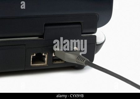 Cavo USB collegato a una porta USB di un computer portatile Foto Stock