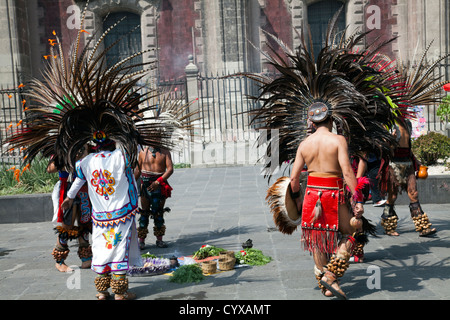 Tribal guaritori indiani eseguire rituale sullo Zocalo a Città del Messico DF Foto Stock