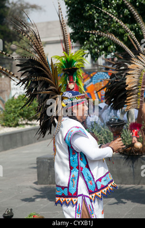 Tribal guaritori indiani eseguire rituale sullo Zocalo a Città del Messico DF Foto Stock