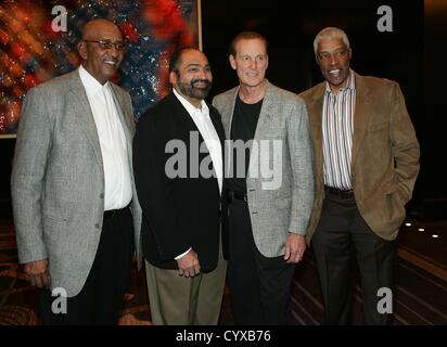 George Gervin, Franco Harris, Rick Barry, Julius servente presso gli arrivi per Tutti 8 stelle classico della celebrità di beneficiare il sig. ottobre Fondazione per i bambini, il Cosmopolitan di Las Vegas, Las Vegas NV, Novembre 11, 2012. Foto di: James Atoa/Everett raccolta/ALamy live news. Stati Uniti d'America. Foto Stock