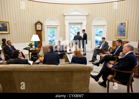 Il Presidente Usa Barack Obama incontra con i consulenti 29 giugno 2011 nell'Ufficio Ovale della Casa Bianca. Partecipanti alla riunione da sinistra sono: Senior Advisor David Plouffe, Direttore delle Comunicazioni della Dan Pfeiffer, premere il Segretario Jay Carney, Vice Consulente senior Stephanie Cutter, Vice Direttore delle Comunicazioni di Jen Psaki, economica nazionale direttore del Consiglio Gene Sperling, Direttore della preparazione dei discorsi Jon Favreau, Ufficio di gestione e bilancio regista Jack Lew, Segretario del Tesoro Timothy Geithner e capo del personale di Bill Daley. Foto Stock