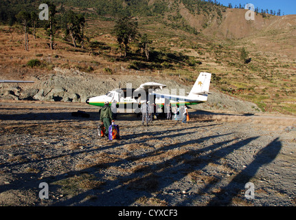 Un aeromobile leggero sulla pista di juphal nella regione dolpo del Nepal occidentale Foto Stock