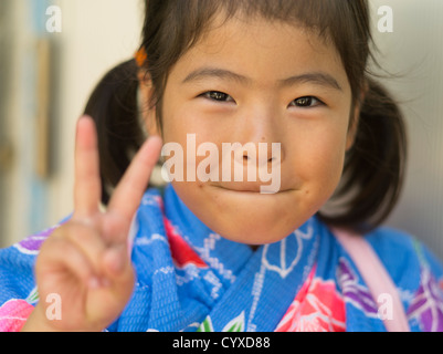 Giovane ragazza di Okinawa in uno yukata a Mushaama Harvest Festival Hateruma Isola Yaeyamas, Okinawa, in Giappone Foto Stock