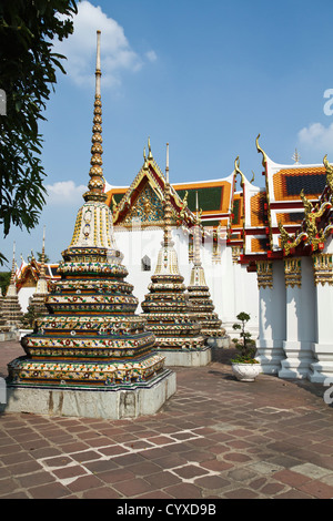 Poco Chedi guglie sul composto del tempio Wat Pho a Bangkok, in Thailandia Foto Stock