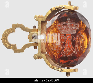 Robert Duca di Parma (1848 - 1907), sigillo a tre lati, UN taglio giallo-marrone di quarzo fumé e inciso con le braccia dei Borboni, Borbone-Parma, e il nome 'Robert' sotto una corona reale, in un supporto d'oro multicolore, le date del suo matrimonio e il decimo anniversario,'5 Avril 1869 - 5 Avril 1879', sono sull'anello di sostegno. Altezza 35 mm. Peso 22 g. Robert i, figlio del regnante duca Carlo III, fu proclamato Duca Robert i dopo il tentativo di assassinio contro suo padre nel 1854. Nel 1859, dopo Austriaïs la sconfitta di Napoleone III e Sardegna-Piemonte, i,diritti aggiuntivi-clearences-non sono disponibili Foto Stock