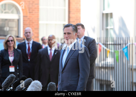 Noi presidenziale repubblicano speranzoso Mitt Romney indirizzi giornalisti fuori 10 Downing Street dopo aver visitato Primeminister Foto Stock
