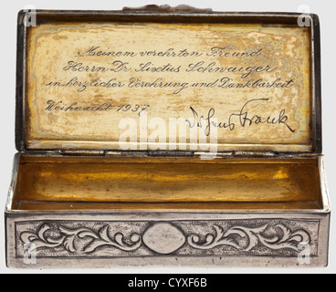 Il governatore generale della Polonia Dr.Hans Frank, una scatola di tabacco d'argento per l'ingegnere civile Dr.Sixtus Schwaiger la scatola, realizzata da un gioielliere tedesco nel XVIII secolo, è stata realizzata in argento da 13 lötig ed è punzonata '13' per la sua finezza.con un punzone 'R' e un segno di ispezione dei fiori (forse Augsburg).la copertina interna è incisa 'Meinem Verehrten Freund Herrn Dr.Sixtus Schwaiger in herzlicher Verehrung und Dankbarkeit.Weihnacht 1937 Dr Hans Frank'('al mio venerato amico Dr.Sixtus Schwaiger in sincera venerazione e ringraziamento.Christmas 1937 Dr.H,Additional-Rights-Clearences-Not Available Foto Stock