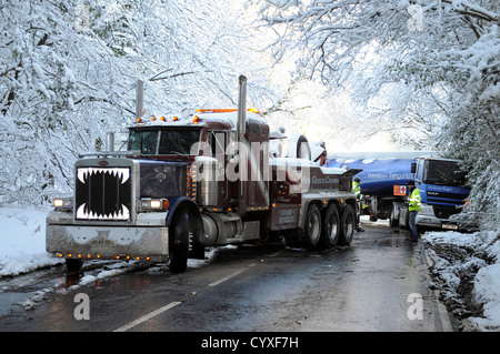 Carrello di recupero l'estrazione di un Jack-knifed autocisterna di carburante su superfici ghiacciate A22 strada principale vicino a Nutley East Sussex dopo la nevicata grande Foto Stock