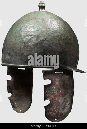 Casco di un legionario romano del tipo Montefortino/Buggenum, i secolo d.C. e bronzo goffrato, che mantiene gran parte della sua placcatura in metallo bianco color argento (stagnatura).cranio emisferico con una manopola superiore a forma di prigioniero.protezione del collo perforato leggermente inclinata, con rigonfiamenti di rinforzo sul bordo.questi anche rifinire il resto del casco.Perforated guance-pinned sui lati Metallo è conservato nella sua condizione originale.altezza con pezzi di guancia 34 cm.peso 937 g.un casco particolarmente ben conservato, straordinariamente raro in, Additional-Rights-Clearences-non disponibile Foto Stock