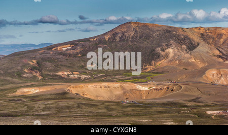 Antenna di viti un cratere di esplosione e la cottura a vapore nel foro il nord dell'Islanda Viti significato inferno in islandese -enorme cratere di esplosione Foto Stock