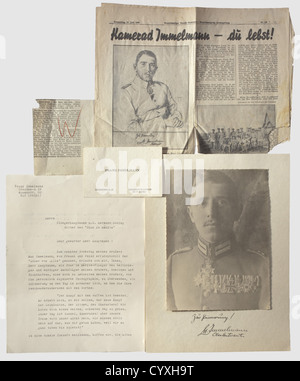 Oberleutnant Max Immelmann (1890 - 1916) - 'l'Aquila di Lille', foto ritratto di grandi dimensioni e firma in inchiostro Immelmann in uniforme con grande medaglia bar e Versare le Mérite intorno al collo. Il monte con inchiostro dedica 'Zur Erinnerung! M. Immelmann Oberleutnant'. Con una lettera di accompagnamento del fratello Franz Immelmann dal 18 giugno 1926 (il 10th anniversario della morte di Maxïs) a 'Hermann Göring, capitano del corpo dell'aria ret.', che descrive (tr) 'come Il Pilota Di Pour le mérite della guerra mondiale e degno successore di mio fratello, Boelcke e Richthofen'. Anche un articolo di giornale, Foto Stock