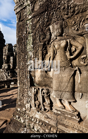 Antico bassorilievo sculture di danza Apsara donna su una colonna di un antico tempio di Angkor Wat resti in siem reap, Cambogia Foto Stock