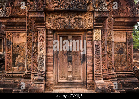 Dettaglio di intricati intagli su una porta al Banteay Srei tempio di Angkor Wat in Siem Reap, Cambogia. patrimonio mondiale Unesco Foto Stock