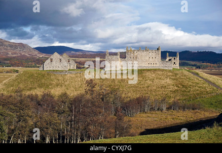 Le rovine di Ruthven caserma vicino a Kingussie in Highland Scozia visto da B970 a sud Foto Stock