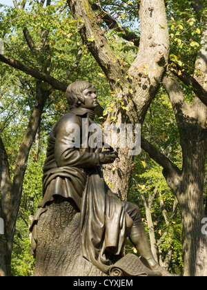 Robert Burns Sculpture si trova all'estremità sud della passeggiata letteraria in Central Park, New York City, Stati Uniti Foto Stock