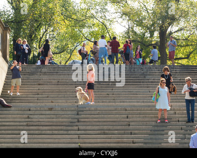 I turisti sulla terrazza di Bethesda scalinata, al Central Park di New York Foto Stock