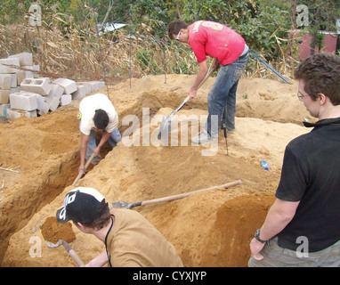 Gli studenti UK anno Gap i volontari che operano in Guatemala la costruzione di case per i poveri. Foto Stock