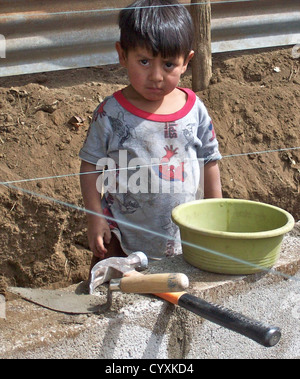 Gli studenti UK anno Gap i volontari che operano in Guatemala la costruzione di case per i poveri in Guatemala famiglie Foto Stock