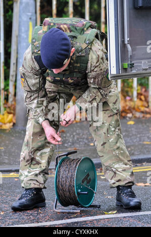 12 novembre 2012, Belfast, Irlanda del Nord. Soldato da 321 EOD squadron, Royal Logistics Corp, (a.k.a. the Bomb Squad) prepara un cavo di detonazione per essere utilizzato per disinnescare un dispositivo sospetto da esplosione controllata, che si trova accanto a quattro scuole a Ballymagarry Lane, Belfast, Irlanda del Nord Foto Stock