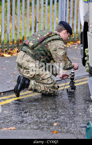 12 novembre 2012, Belfast, Irlanda del Nord. Soldato da 321 EOD squadron, Royal Logistics Corp, (a.k.a. the Bomb Squad) prepara la detonazione di una carica in un "suino stick' a disinnescare un dispositivo sospetto (controllata esplosione) Foto Stock