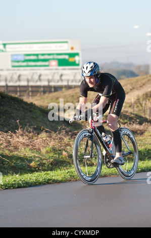 Gravesend Winter Duathlon gara endurance gara sprint in velocità triathlon bike climbing dolce collina sulla strada della pista Foto Stock