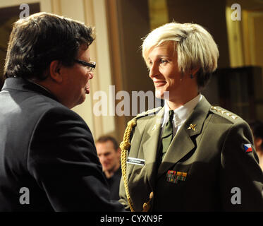 Atleta ceca Barbora Spotakova vince per la sesta volta la Athlet del premio di anno in Praga Repubblica Ceca, Novembre 10, 2012. Spotakova parla con il ministro della difesa Alexandr Vondra e indossa un esercito uniforme come lei è un membro dell'esercito athletic club Dukla. (CTK foto/Michal Dolezal) Foto Stock