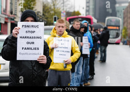 Il 12 novembre 2012. Belfast, Irlanda del Nord. Rete repubblicano per l unità (RNU) tenere una manifestazione di protesta contro il distretto di polizia gli incontri di partenariato che si terrà in Culturlann McAdam O'Fiaich di Falls Road a Belfast. Foto Stock