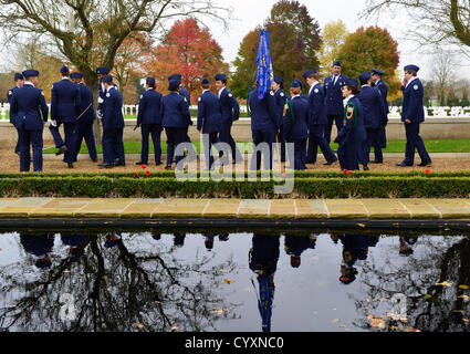 Cambridgeshire, Regno Unito. Il 12 novembre 2012. American Service gli uomini e le donne di pagare i loro rispetti al cimitero americano a Madingley Cambridgeshire oggi. Foto Stock