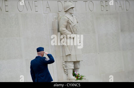 Cambridgeshire, Regno Unito. Il 12 novembre 2012. American Service gli uomini e le donne di pagare i loro rispetti al cimitero americano a Madingley Cambridgeshire oggi. Foto Stock